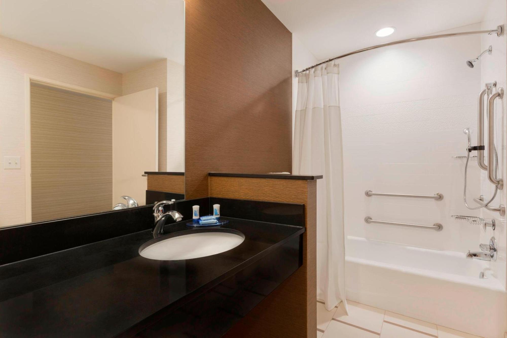 Fairfield & By Marriott Pittsburgh Airport/robinson Township Hotel